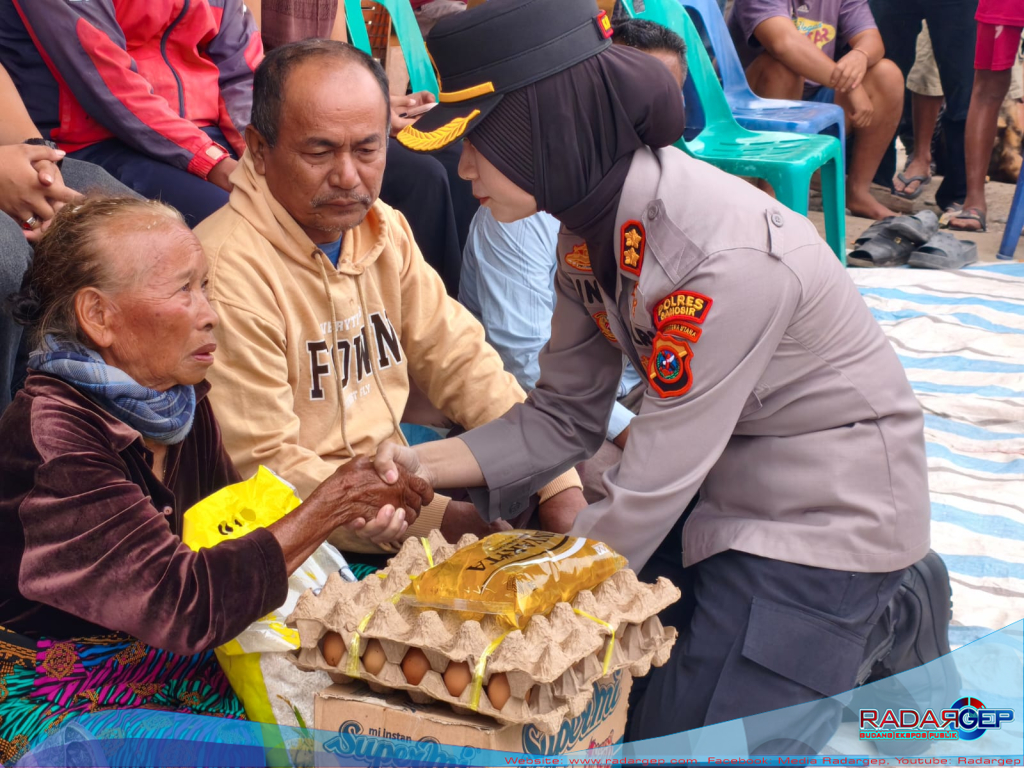 Kapolres Samosir Gelar Bakti Sosial untuk Korban Kebakaran 8 Unit Rumah di Desa Simarmata